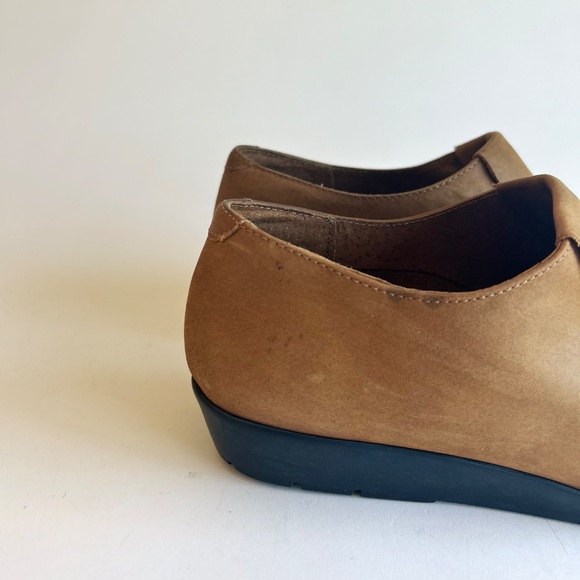 Clark’s Tan Genuine Leather Rubber Outsole Loafers size 9 - Picture 3 of 15